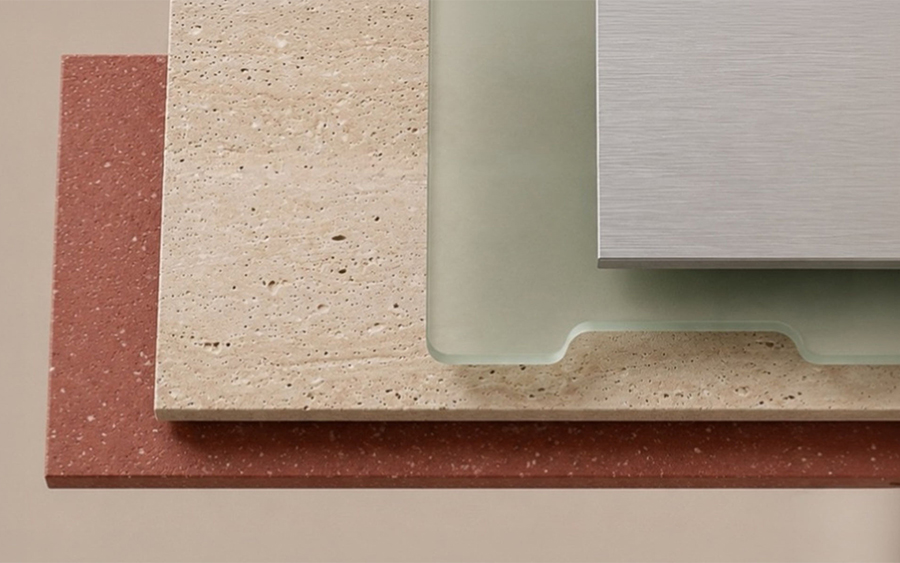 Dettaglio dei piani sovrapposti del trofeo Isola Design Awards: rosso con puntini chiari, sabbia con venature verticali, verde traslucido con tacca e metallo spazzolato